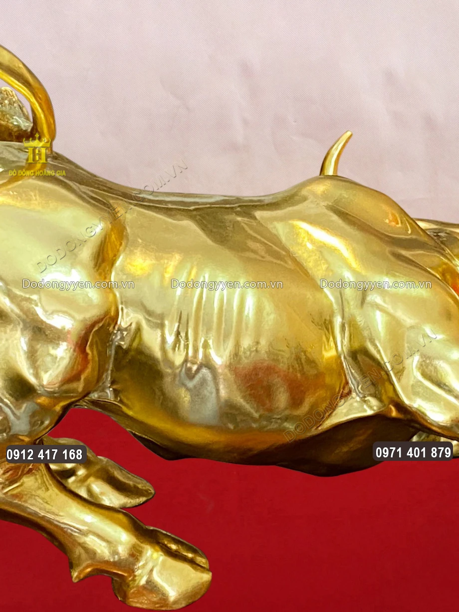 To&agrave;n bộ bề mặt bức tượng được mạ v&agrave;ng 24K sang trọng